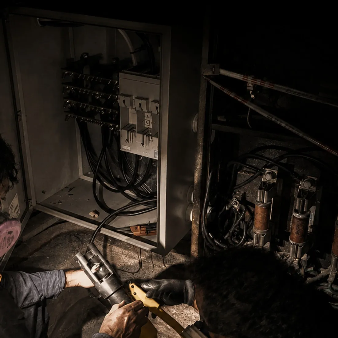 Electricistas de ABCO interviniendo un tablero de noche, con equipo de protección